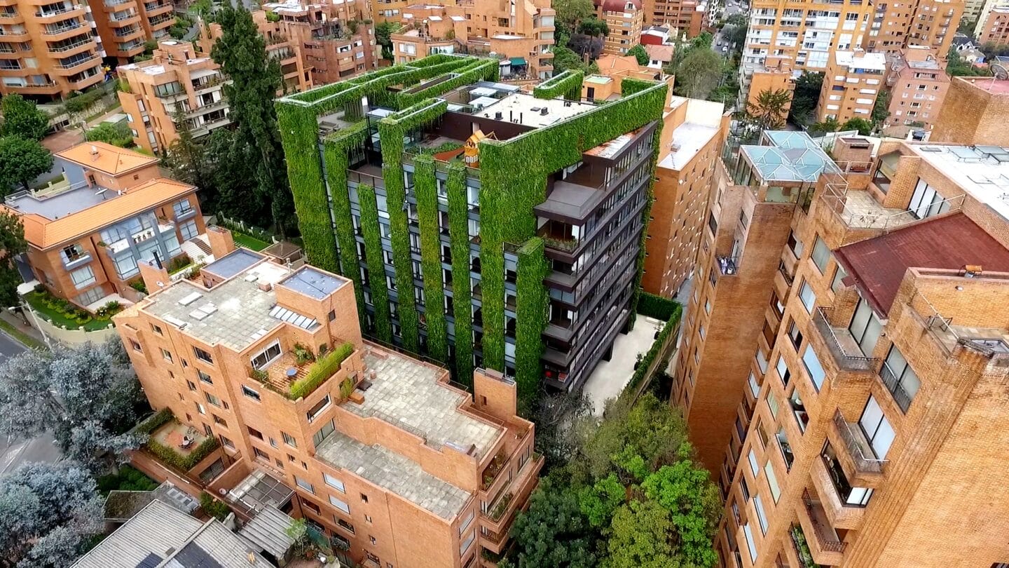 Santalaia is a high end multi-family residential building situated on the eastern edge of the densely populated Colombian capital of Bogotá. It has a privileged location in the Rosales neighborhood, adjacent to several embassies and with a wonderful view over the eastern hills. In 2013 architects Exacta Proyecto Total approached Groncol, vertical garden and greenroof designer and installer, with the idea of having a multi-family residential building entirely covered with plants.
