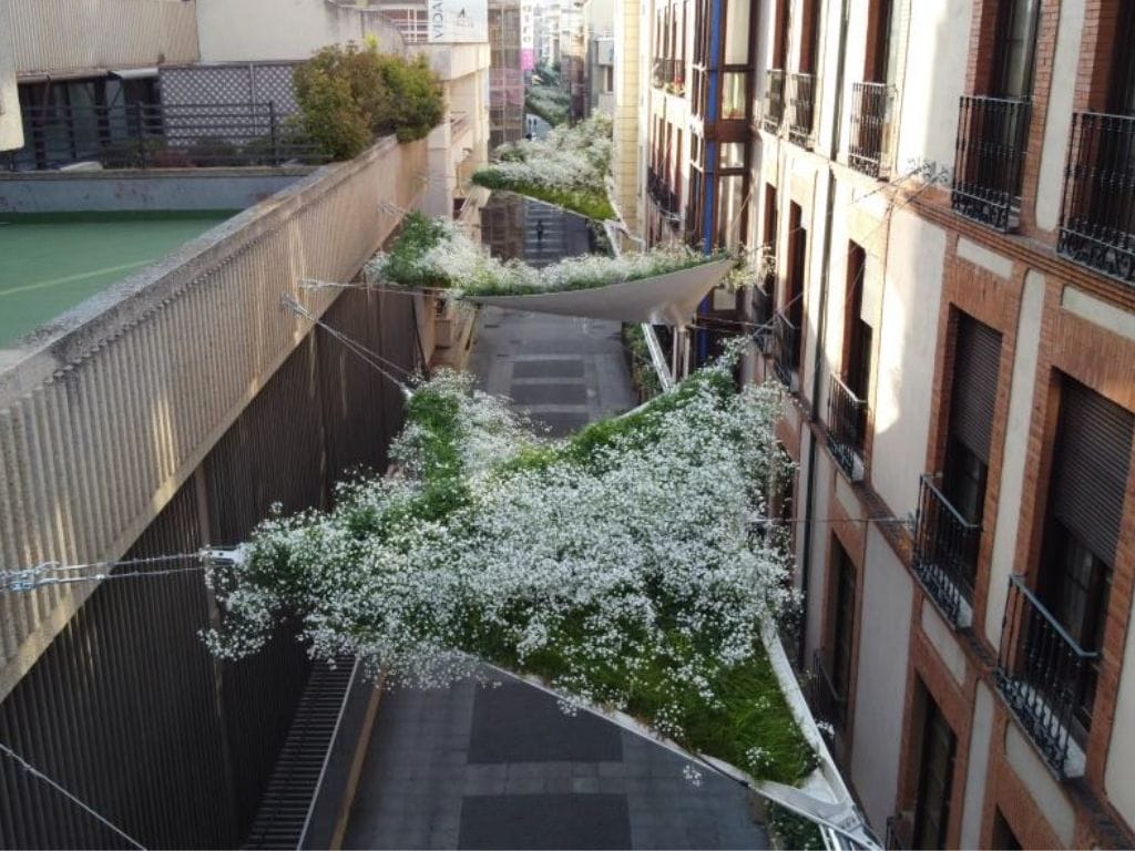 Greenshades is a versatile system that adapts to the multiple shapes and dimensions of tensioned sails. The lightness and ease of installation allows the generation of shadows and nature in commercial streets and public spaces where trees or other vegetation cannot be placed due to lack of space.